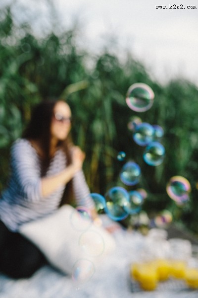 美女在玩肥皂泡的图片