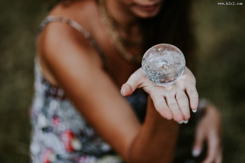 手拿着水晶球的图片大全