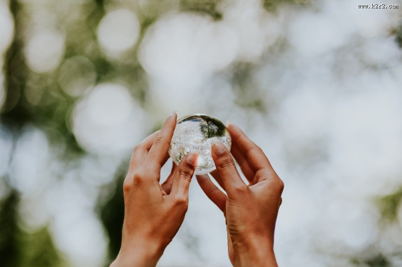 手拿着水晶球的图片大全