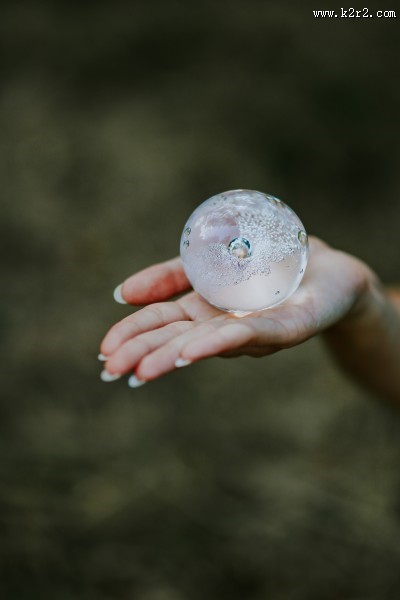 手拿着水晶球的图片大全