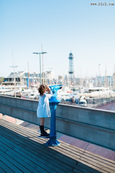 正在用望远镜观测的人物图片