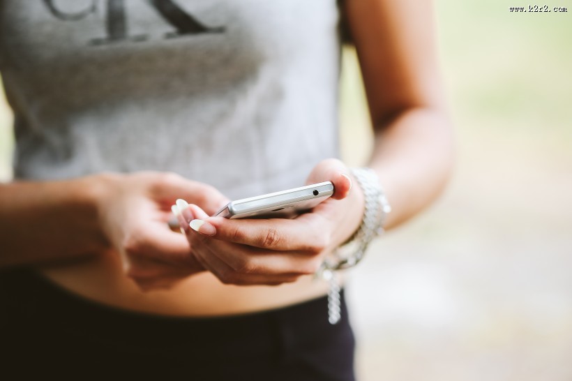 玩手机的女人图片