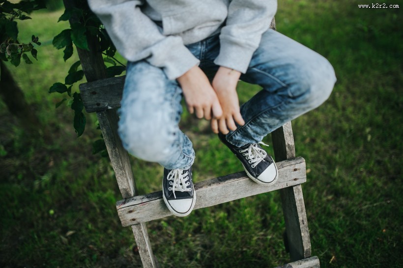 花园里的男孩图片