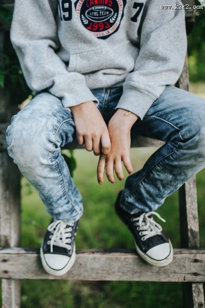 花园里的男孩图片