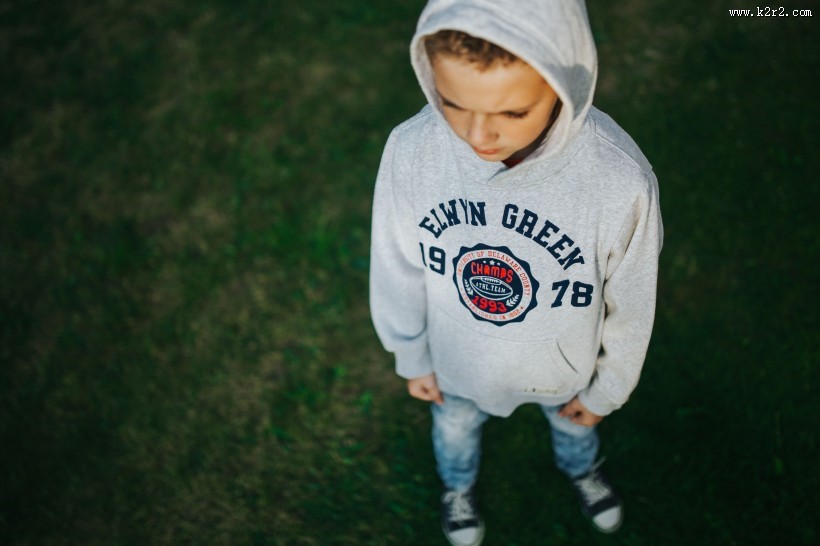 花园里的男孩图片