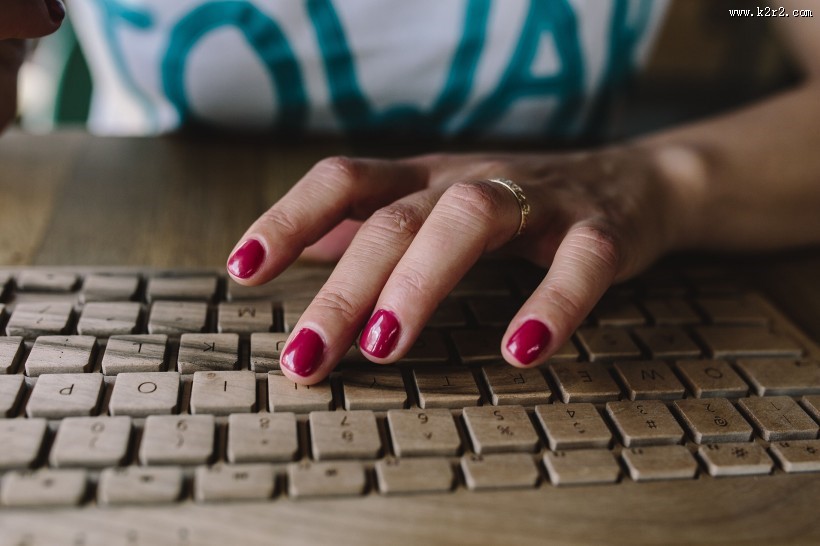 手在敲打木制键盘的图片大全