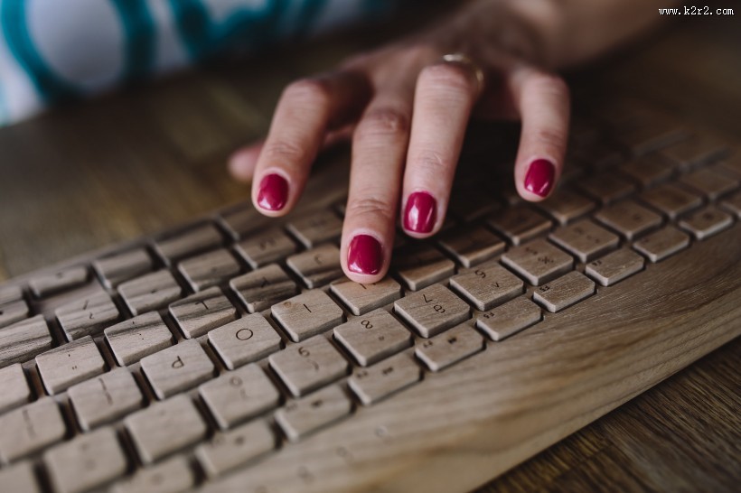手在敲打木制键盘的图片大全