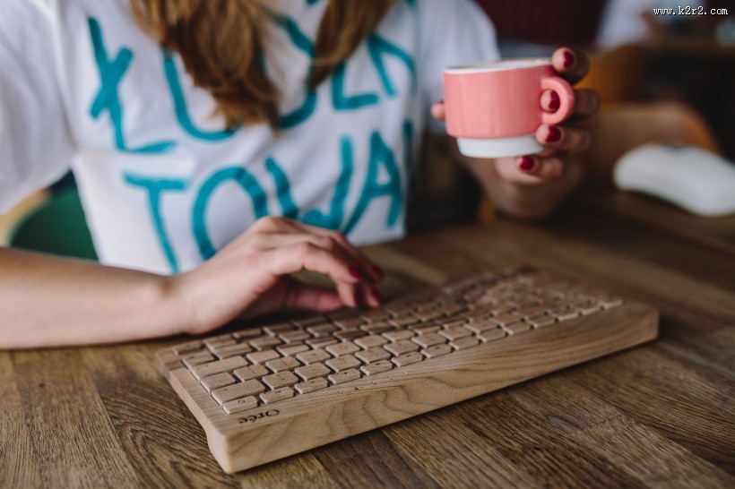 手在敲打木制键盘的图片大全