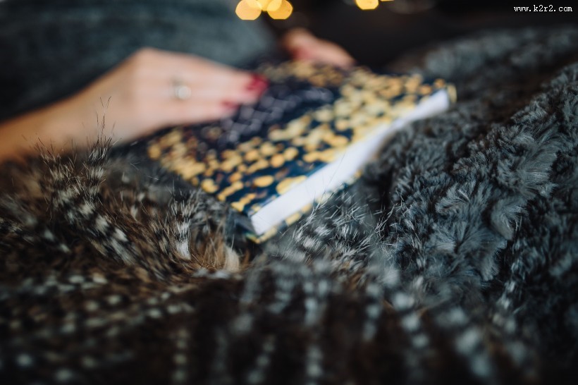 美女在床上看书的图片大全