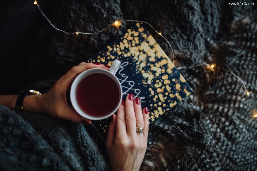 美女在床上看书的图片大全