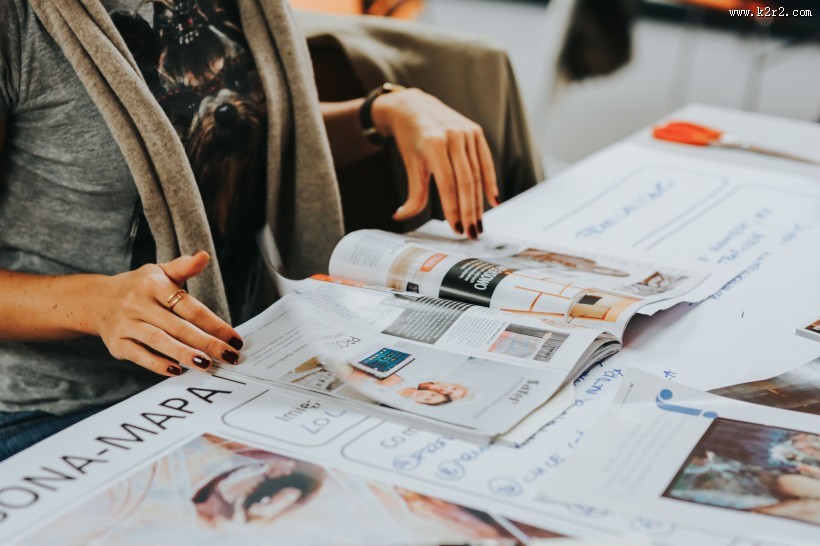 人们坐在一起讨论的图片