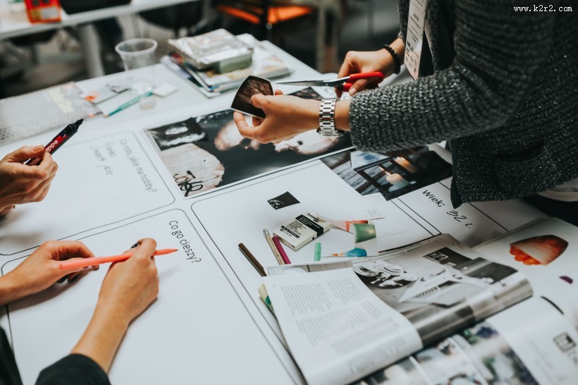 人们坐在一起讨论的图片