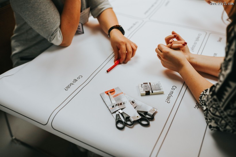 人们坐在一起讨论的图片