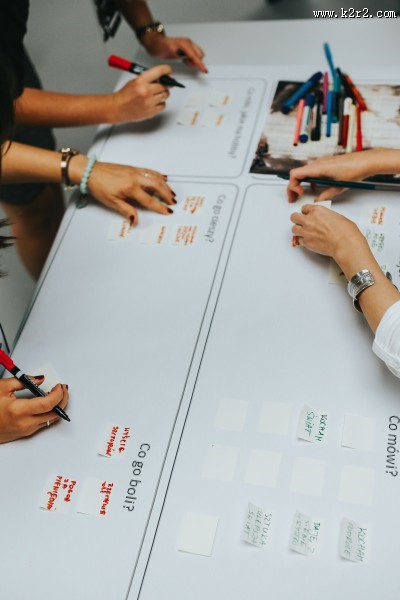 人们坐在一起讨论的图片