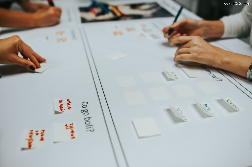 人们坐在一起讨论的图片