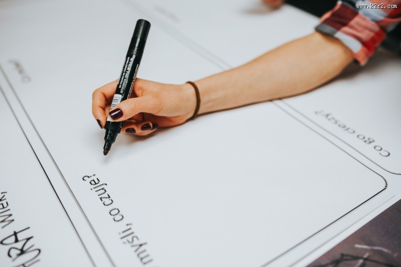 人们坐在一起讨论的图片