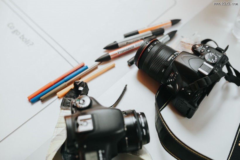 人们坐在一起讨论的图片