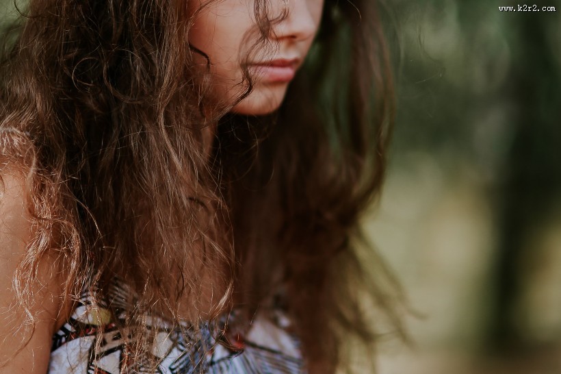 拿着相机的女人图片