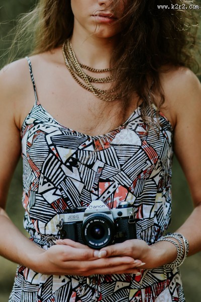 拿着相机的女人图片