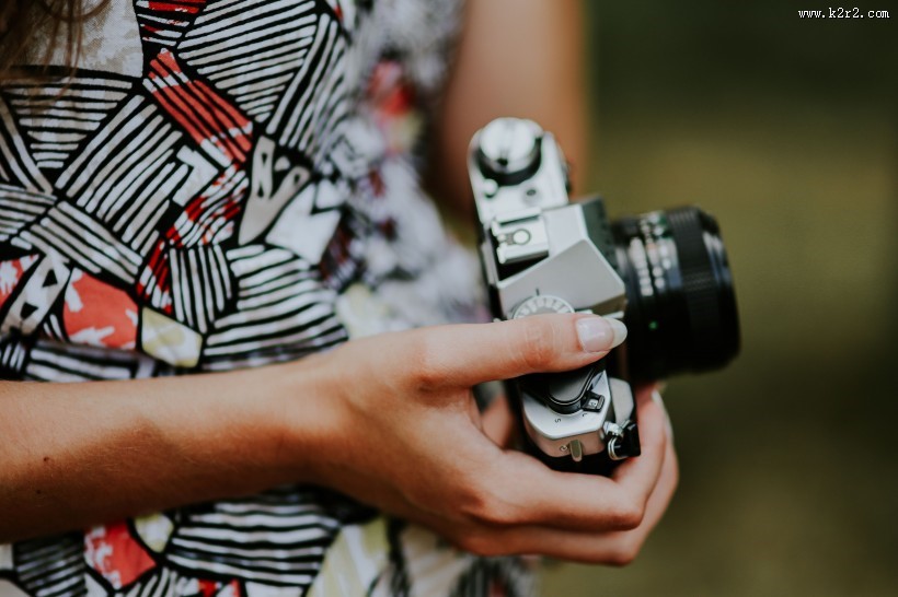 拿着相机的女人图片