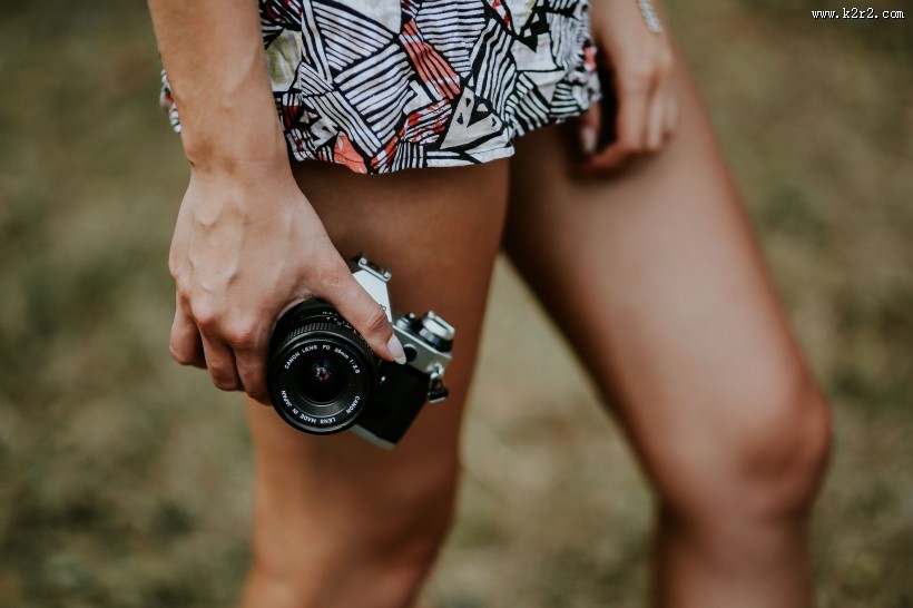 拿着相机的女人图片