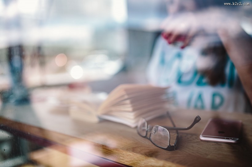在咖啡店看书的美女图片