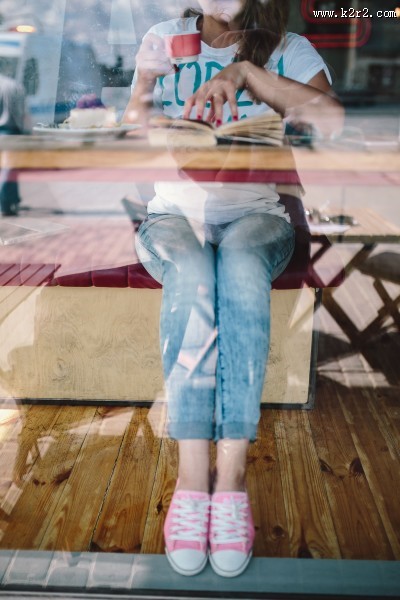 在咖啡店看书的美女图片