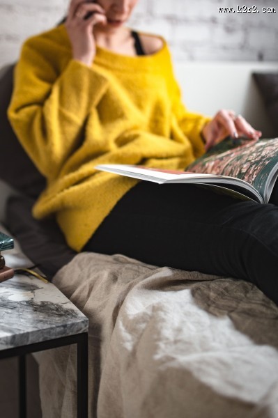 看书的黄色衣服美女图片大全