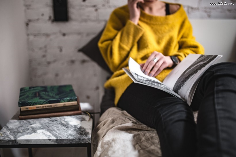 看书的黄色衣服美女图片大全