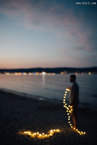 手拿灯光摄影的男子图片