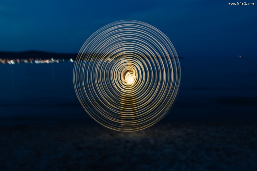 手拿灯光摄影的男子图片