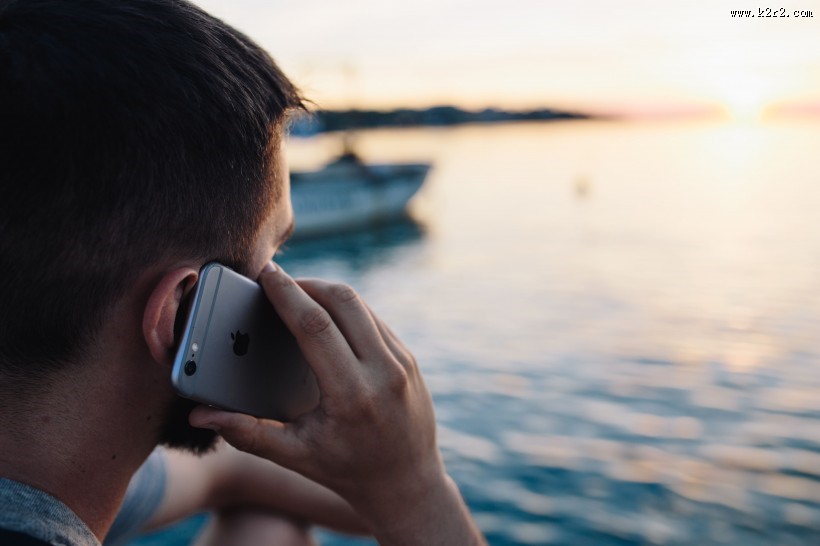 男子手拿手机的图片