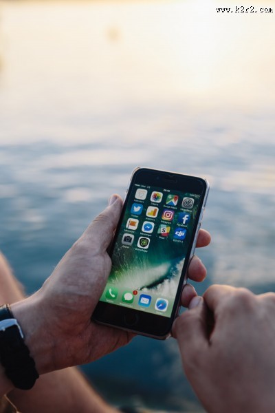 男子手拿手机的图片