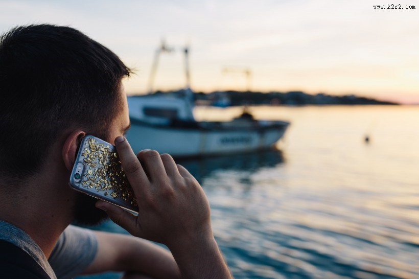 男子手拿手机的图片