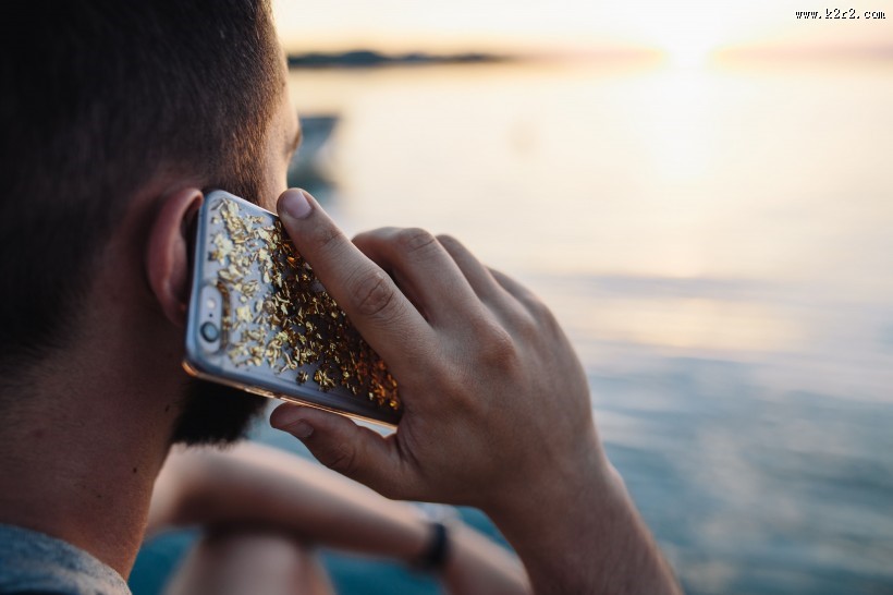 男子手拿手机的图片