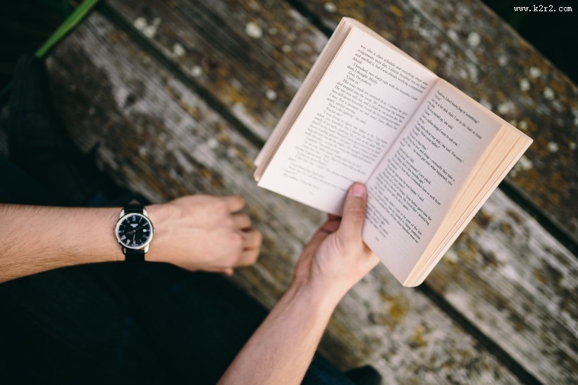 手拿书本的图片