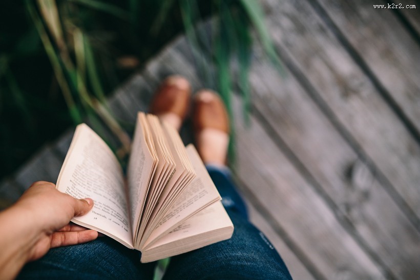 手拿书本的图片