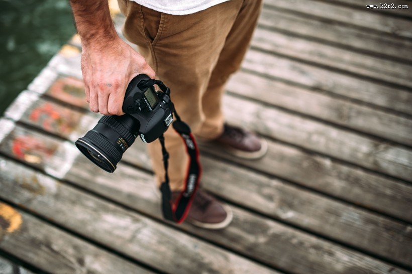 手拿单反相机的图片大全