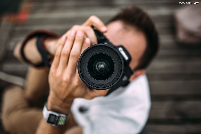 手拿单反相机的图片大全