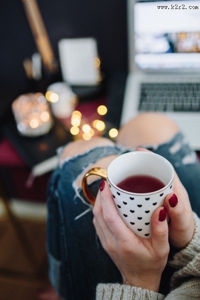 美女手拿杯子的图片