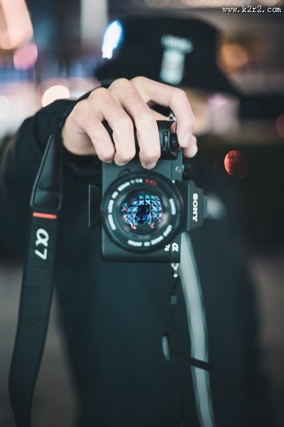 正在用相机拍照的青年图片