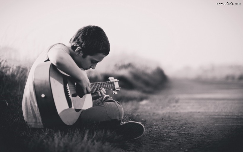 正在弹吉他的人图片大全