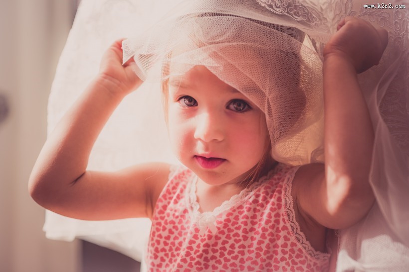 天真活泼的小女孩图片