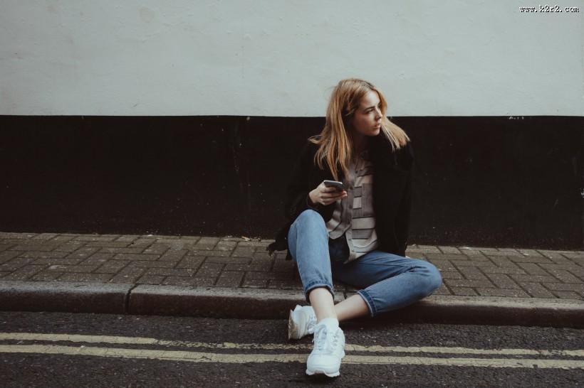 坐在地上休息的人图片