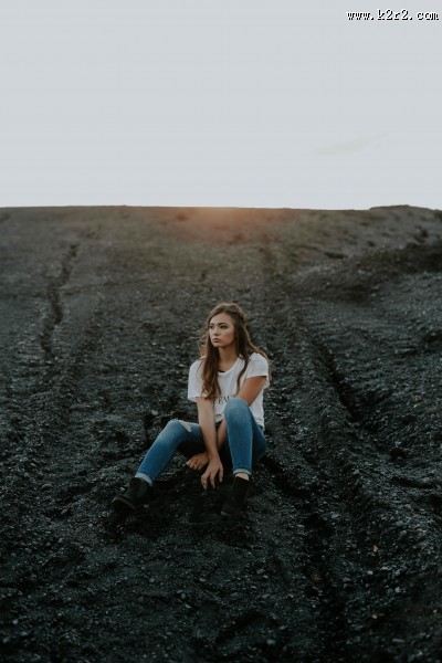 坐在地上休息的人图片