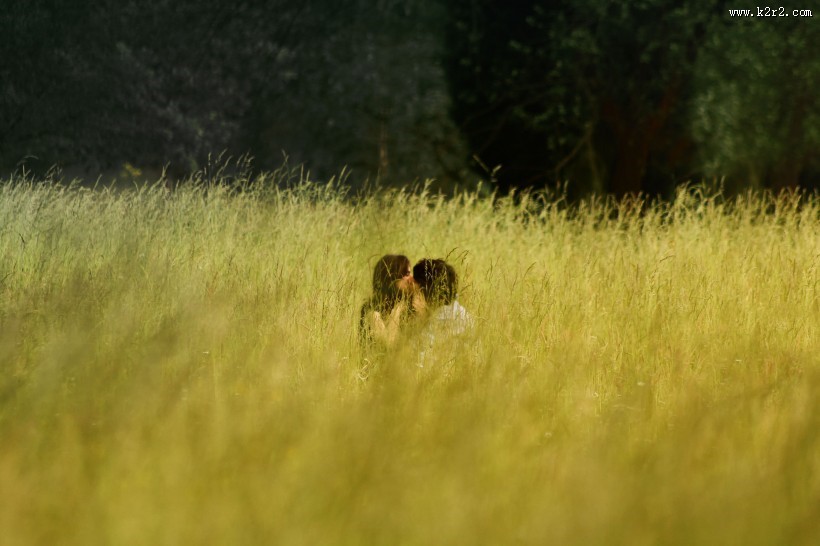 正在亲吻的恋人图片