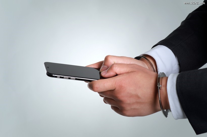 戴手铐的人图片