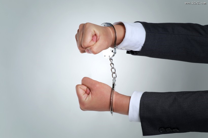 戴手铐的人图片