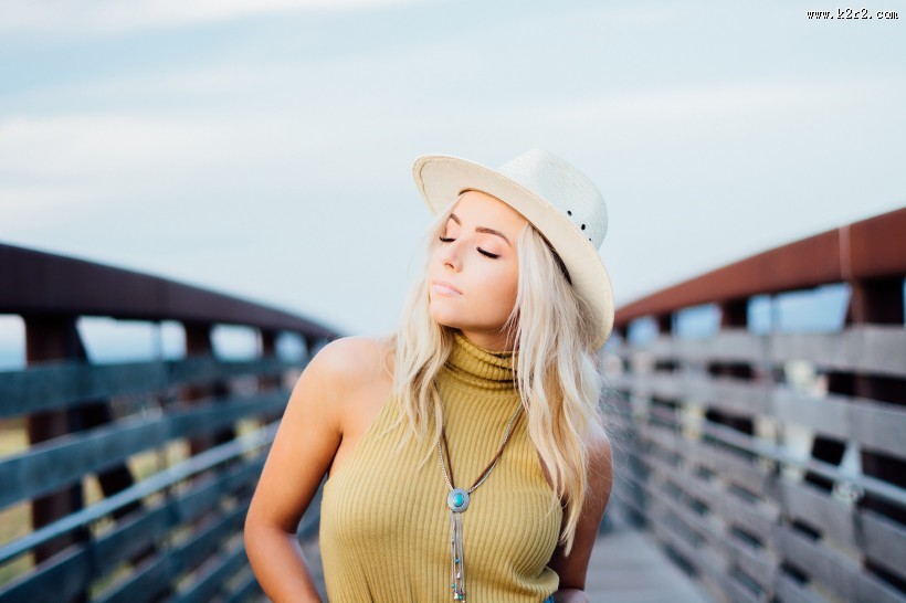 戴着帽子的美女图片