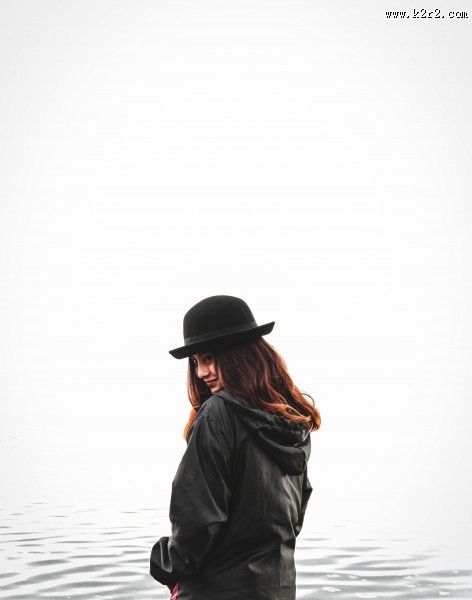 戴着帽子的美女图片